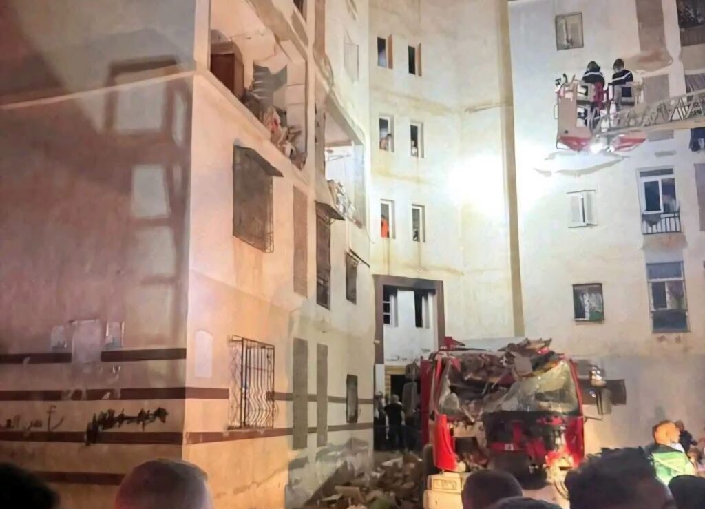 Une violente explosion a soufflé deux appartements à Oued Tlelat (Oran) après un incendie. Découvrez le bilan de la Protection civile et les circonstances.