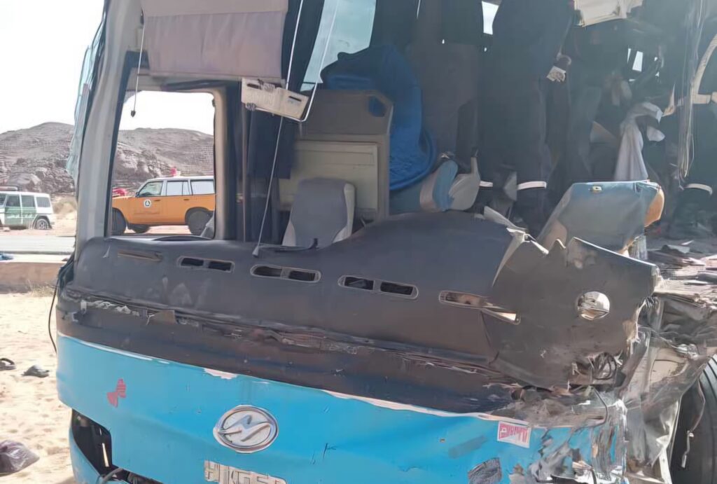 Un terrible accident de la route a fait 5 morts et 14 blessés ce mardi près de Tamanrasset (RN1). Découvrez le bilan et les circonstances de ce drame de transport par bus