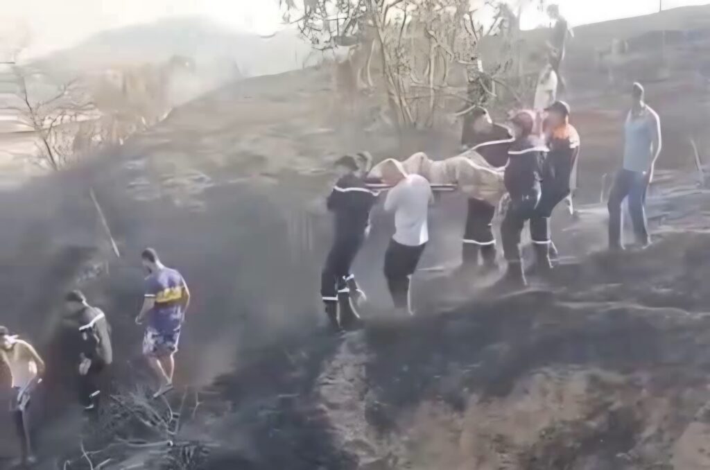 Les incendies en Algérie font leur première victime à Sétif. Nesraki Larbi, employé à l'APC de Beni Mouhli, est mort en héros en tentant de sauver des villageois.