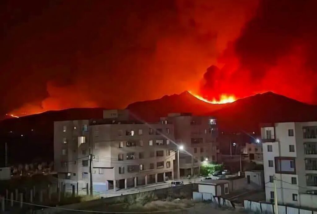 Incendies en Algérie : Drame à Tlemcen où les habitants fuient désespérément les flammes au mont Ouled Mimoun Alerte incendie en Algérie : Le mont d'Ouled Mimoun à Tlemcen est ravagé par les flammes. Les villageois fuient en urgence.