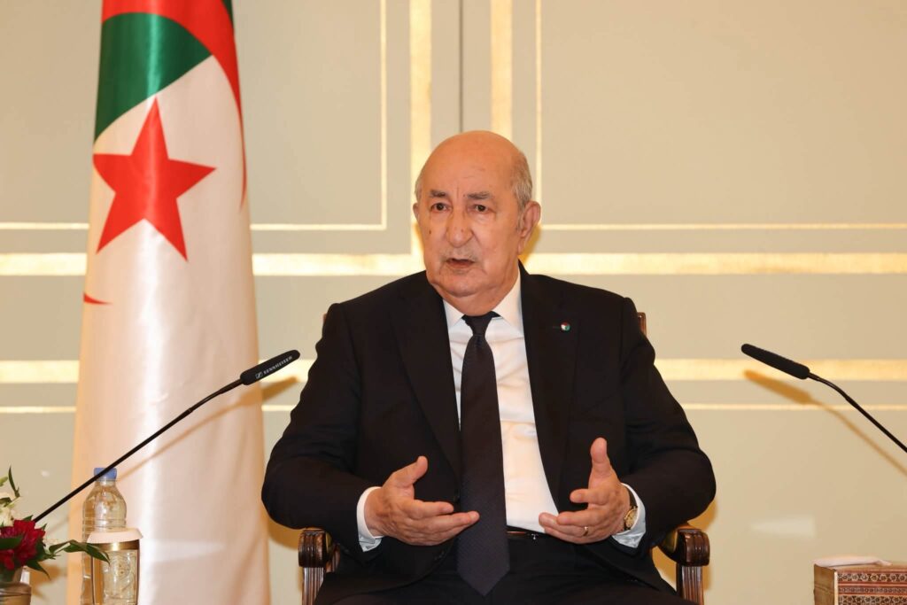 Algérie – Allemagne : Le président Tebboune salue un « partenaire historique, sérieux et sincère » En visite à Berlin, le président Tebboune salue l'Allemagne comme un « partenaire sincère » et trace l'avenir de l'hydrogène vert avec l'Algérie.