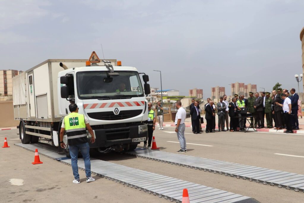 Algérie : La Gendarmerie s’attaque au fléau de la surcharge des poids lourds Face aux routes dégradées, l'Algérie passe à l'offensive. Découvrez le nouveau dispositif de la Gendarmerie pour traquer la surcharge des poids lourds.