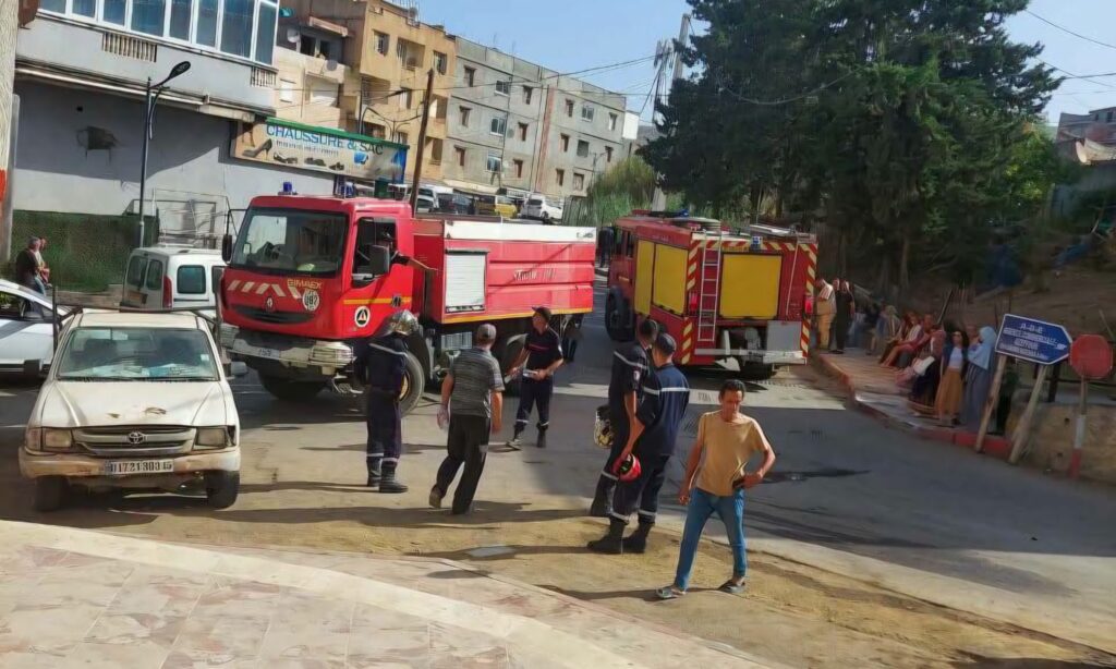 Tizi-Ouzou : 13 personnes hospitalisées après un incendie de compteurs électriques à Azeffoun Un incendie de compteurs électriques à Azeffoun (Tizi-Ouzou) a fait 13 victimes souffrant de difficultés respiratoires ce dimanche. Le point sur les secours.