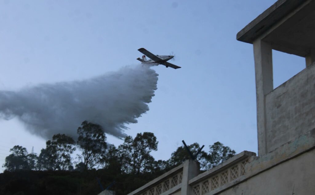 Incendies en Algérie : Les grands moyens déployés à Béjaïa pour maîtriser les flammes Face aux incendies en Algérie, la wilaya de Béjaïa déploie de grands moyens terrestres et aériens (avions AT-802, BE-200) pour maîtriser les feux de forêts.