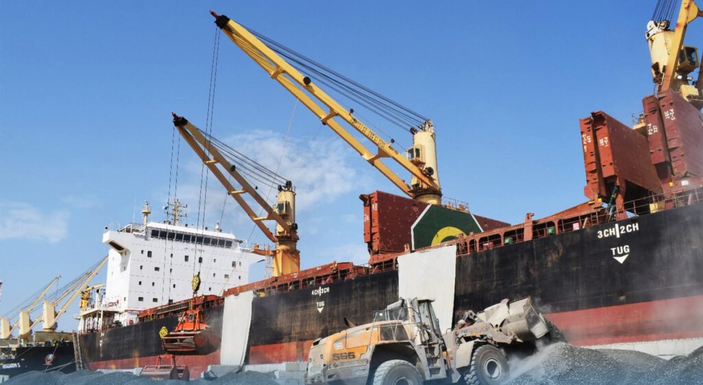 Exportations hors hydrocarbures : le port de Djen Djen franchit un cap stratégique avec le quai « Algérie 2 » Le port de Djen Djen franchit un cap avec le quai Algérie 2. Découvrez comment cette infrastructure réduit les coûts en devises et booste le Made in Algeria.