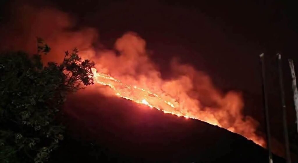Sétif : Un gigantesque incendie ravage la forêt de Chériha, plusieurs habitations menacées Un violent incendie s'est déclaré ce lundi 20 juillet 2026 en fin d'après-midi dans la commune de Bouaândès, située dans la wilaya de Sétif.