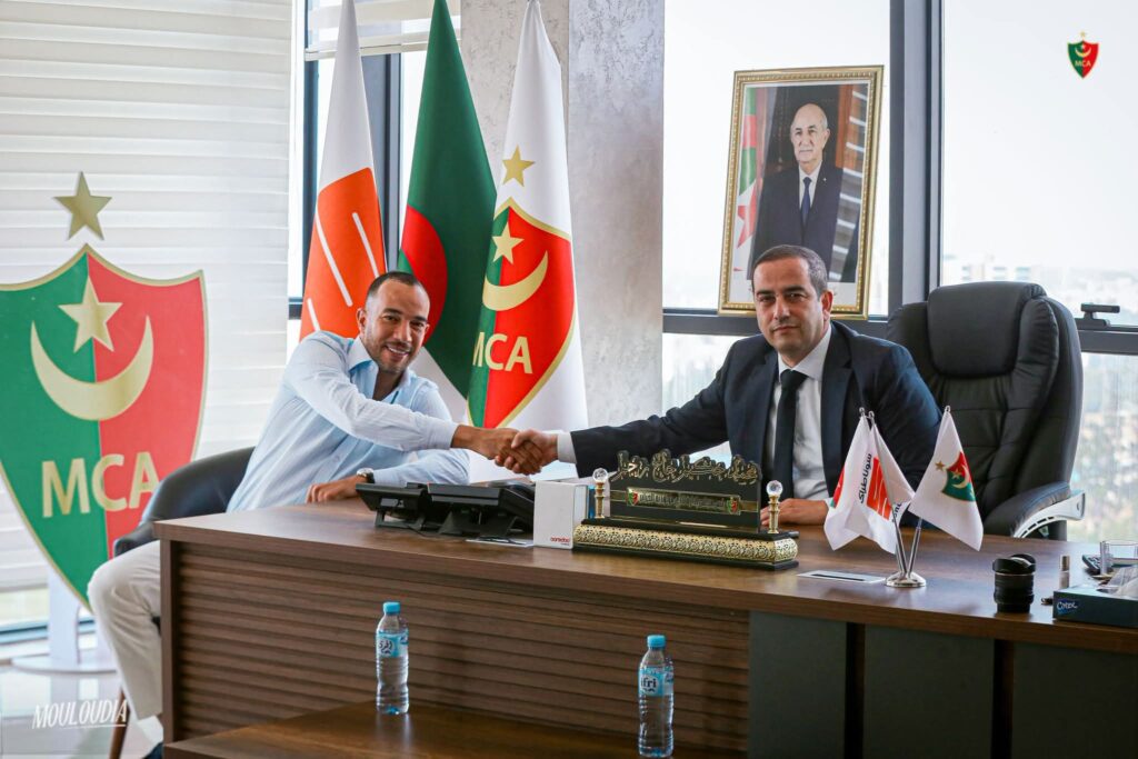 MCA : Djamel Benlamri fait son retour au club ! (Officiel) Le MC Alger ( MCA), renforce son organigramme avec Djamel Benlamri, officiellement nommé manager général et porte-parole du club algérois.