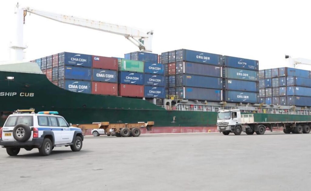 Port d’Oran : Mobilisation d’urgence pour débloquer des milliers de pneus importés par Naftal Des milliers de pneus importés par Naftal pourrissaient au port d'Oran. Face au blocage, le wali Ibrahim Ouchène intervient en urgence. Tous les détails.