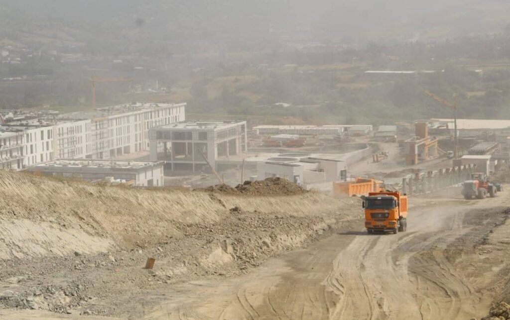 Nouveau CHU de Tizi-Ouzou : le respect des délais au cœur des priorités Le chantier du nouveau CHU de 500 lits à Tizi-Ouzou atteint 50 % de réalisation. Respect des délais, accès et enjeux : découvrez les dernières avancées.