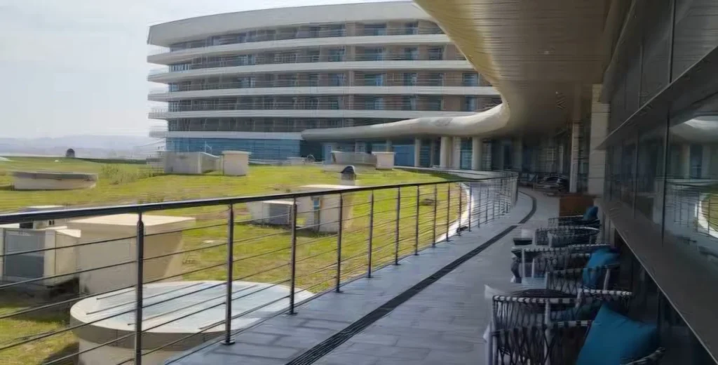 Le plus grand centre de thalassothérapie d'Afrique ouvre à Alger ! Découvrez les coulisses et la date d'inauguration du méga-complexe Sofitel Thalassa.