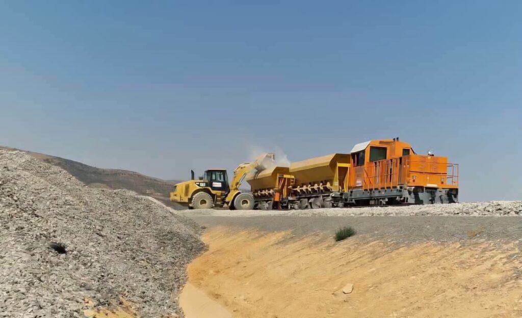 Découvrez l'avancement des travaux sur la Ligne Minière Est (Annaba-Tébessa) : viaducs, tunnels et pose de ballast s'accélèrent 24h/24.