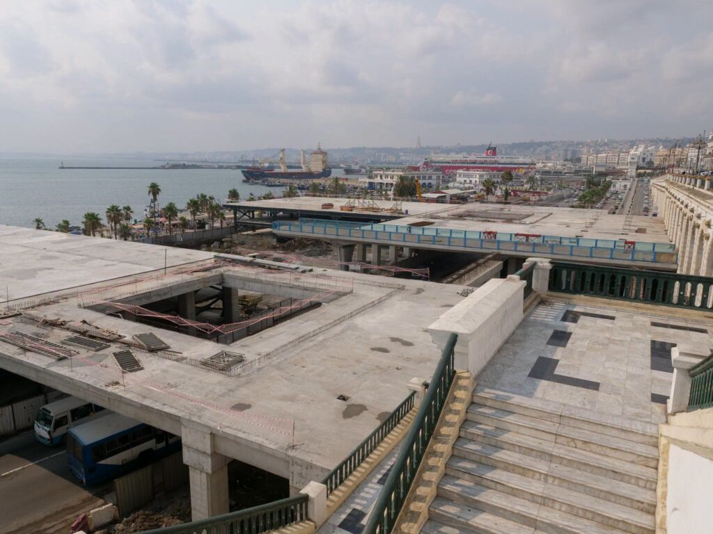 Découvrez le projet de la nouvelle esplanade de 16 000 m² à La Pêcherie d'Alger. Dans le cadre du Plan Bleu, ce parcours reliera la Casbah à la mer.