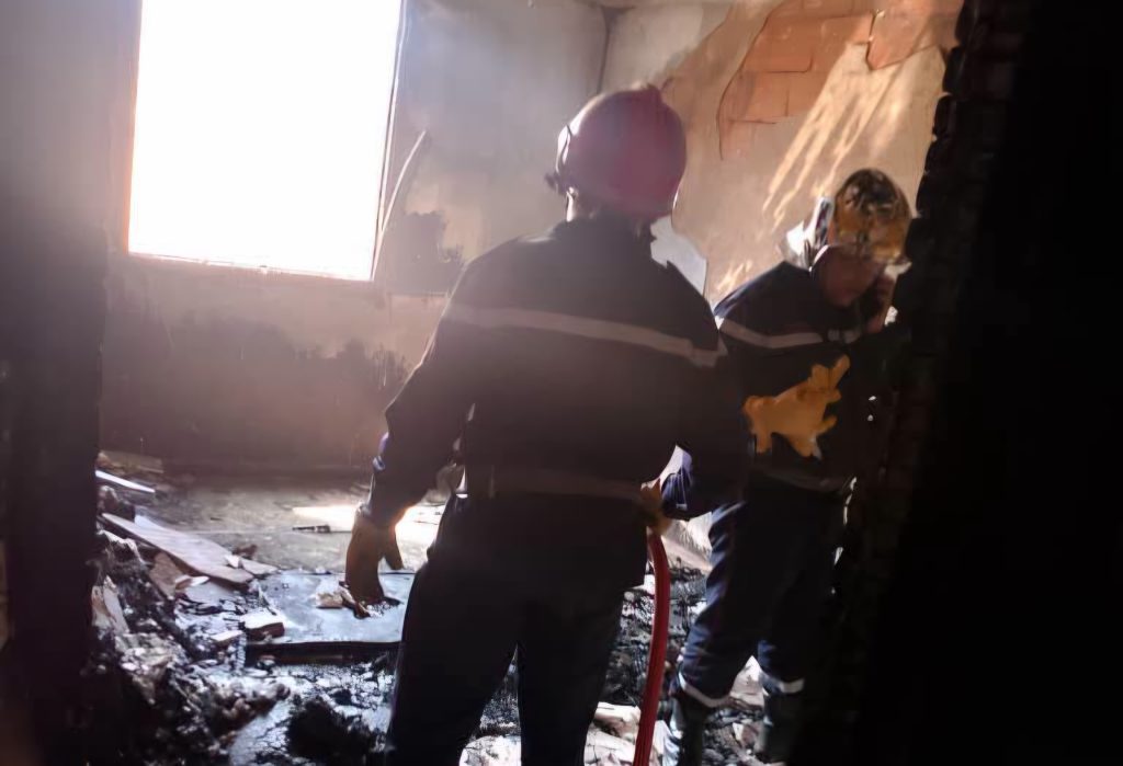 ​Un terrible incendie s'est déclaré dans un appartement à Batna : un enfant de 2 ans est décédé et 6 personnes sont blessées.