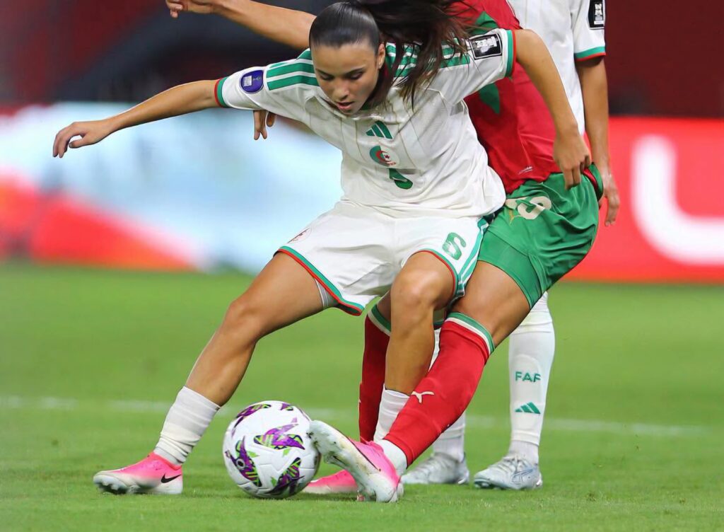 CAN féminine 2026 : l’hymne algérien sifflé au Maroc, les Vertes battues mais toujours en course Dans un match marqué par les sifflets honteux contre l’hymne national algérien et un jeu particulièrement haché, les Vertes se sont inclinées