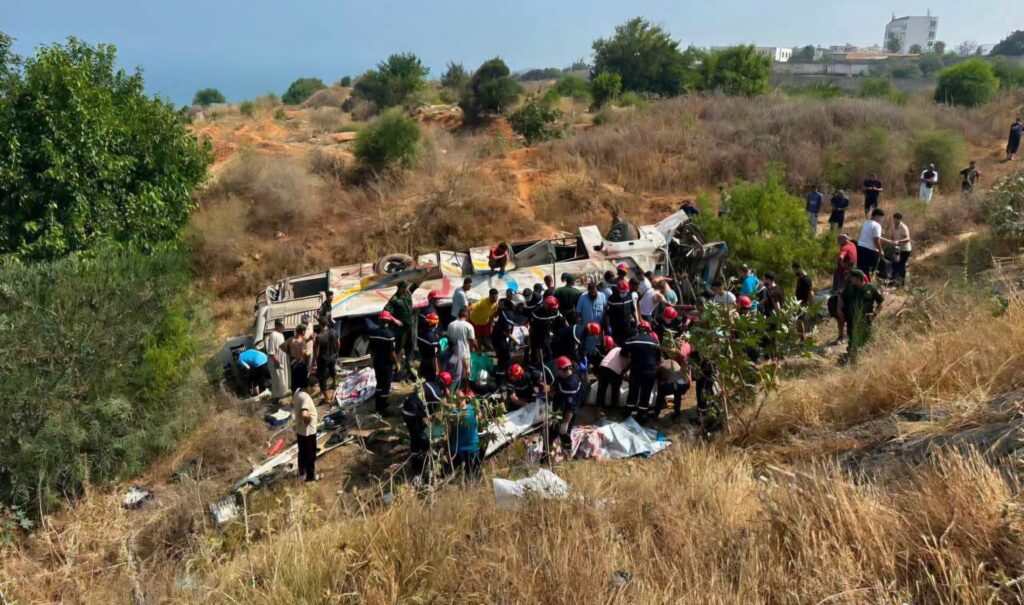 Nouveau drame de la route en Algérie : un bus de voyageurs bascule dans un ravin à Boumerdès. Bilan provisoire : 6 décès et 30 blessés. Tous les détails.