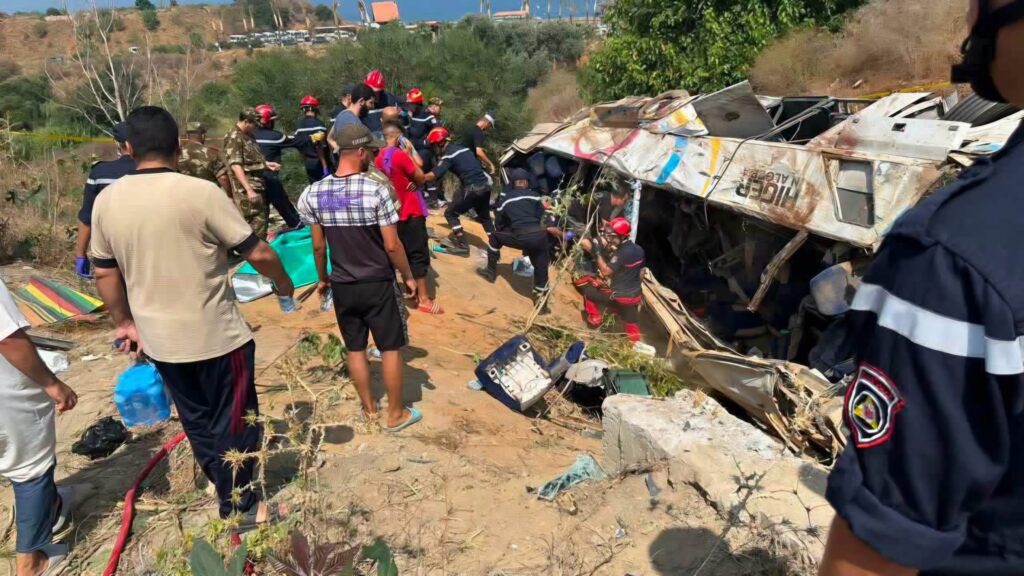 Tragédie de Boumerdès : Tebboune décrète un deuil national et prévient que « la justice frappera d’une main de fer » Tragédie routière à Boumerdès (25 morts) : Le président Tebboune annonce un deuil national et avertit que la justice frappera d'une main de fer.