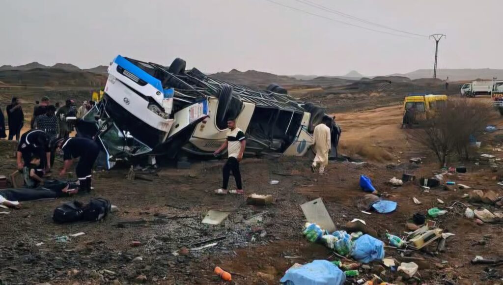 Drame routier à Tamanrasset : Un terrible accident de bus fait 4 morts et 20 blessés à In M’guel Un terrible accident de bus sur la RN1 à In M'guel (Tamanrasset) a fait 4 morts et 20 blessés
