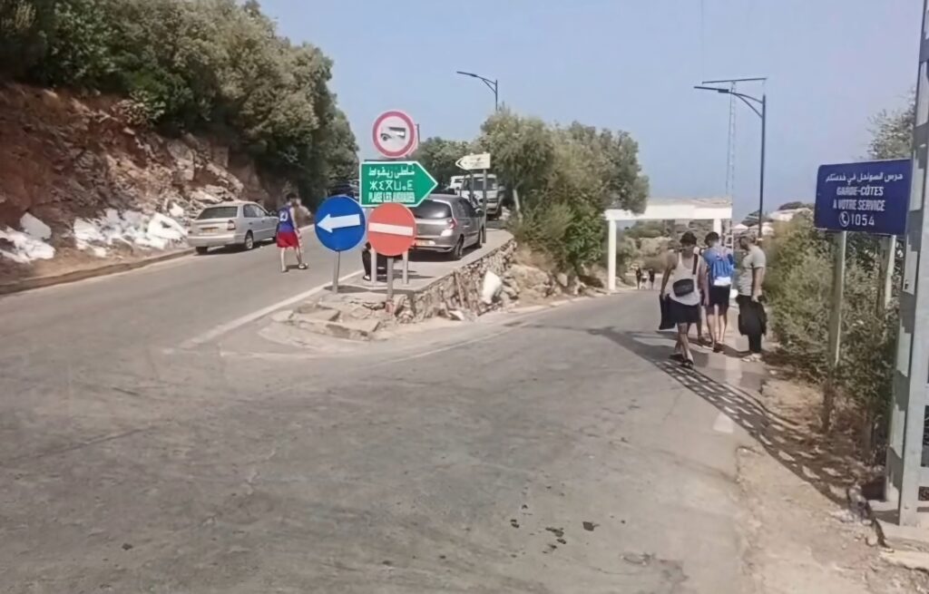 La route des Aiguades à Béjaïa est fermée aux voitures pour la saison estivale. Découvrez les raisons de cette mesure et comment vous y rendre en bus.