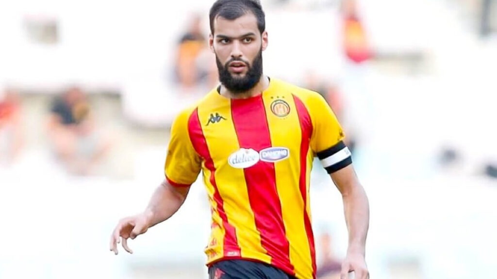 Coup de tonnerre à l'ES Tunis ! Suspendu un an après le derby, le défenseur algérien Mohamed Amine Tougaï va quitter le club ce mercato. Découvrez ses deux prochaines destinations.