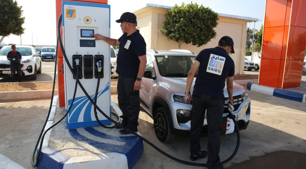 l’Algérie exporte 450 bornes de recharge électriques vers l’Europe La SAIEG (Sonelgaz) décroche un contrat majeur pour l'exportation de 450 bornes de recharge pour véhicules électriques vers la France, le Portugal et l'Italie.