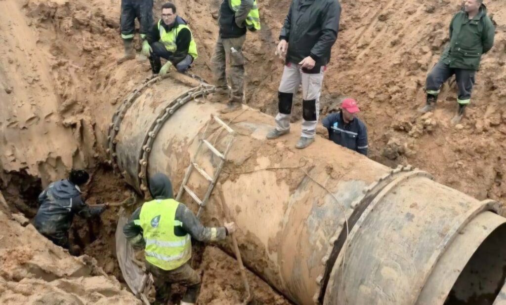 Une panne majeure à Tilisdit prive d'eau potable 16 communes de la wilaya de Bouira. Le ministre Lounès Bouzegza est sur le terrain.