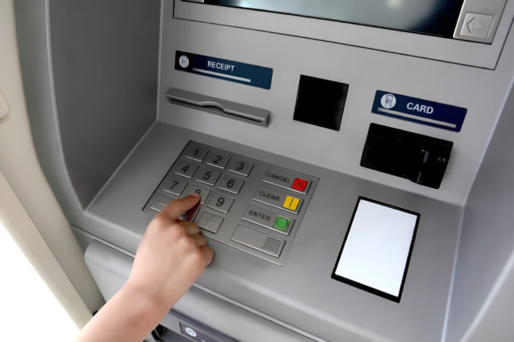 Les distributeurs de billets (DAB) d'Algérie Poste sont en panne dans plusieurs wilayas. Découvrez vite les alternatives pour retirer votre argent !