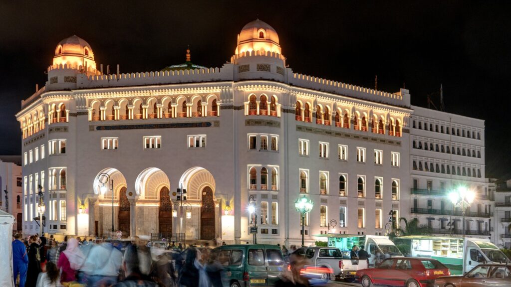 Le ministère de l'Énergie rassure après le black-out en Algérie. Une panne majeure à Biskra et la canicule ont saturé le réseau. Le point à 1h02.