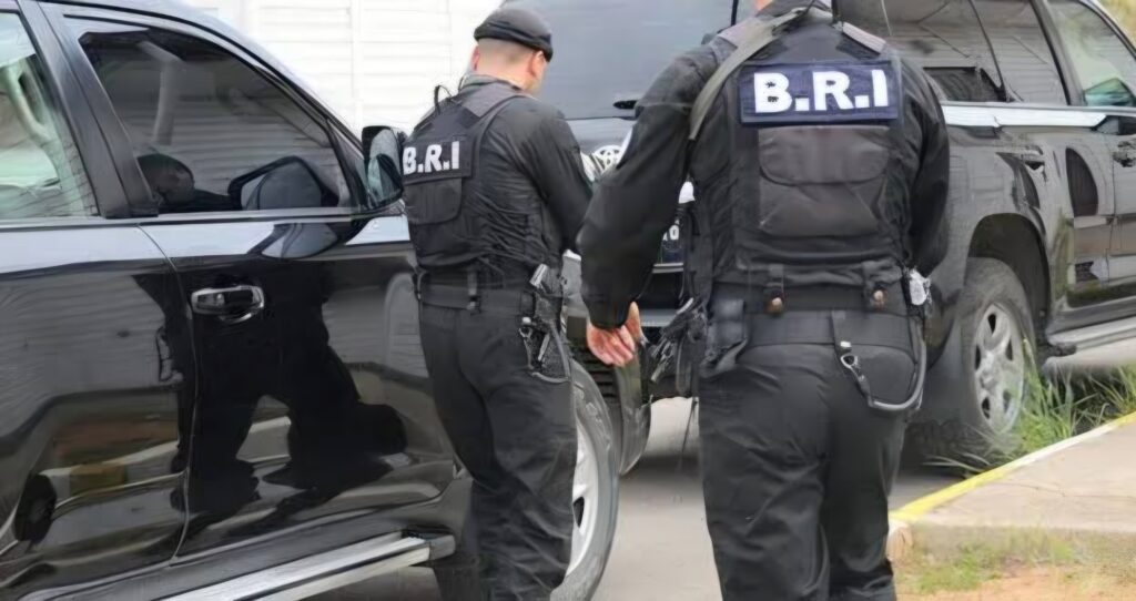Béjaïa : Un faux haut fonctionnaire arrêté pour une escroquerie aux promesses de libération Un escroc de 43 ans a été écroué à Béjaïa. Il se faisait passer pour un haut fonctionnaire et promettait la libération de détenus de la prison de Oued Ghir contre de l'argent.