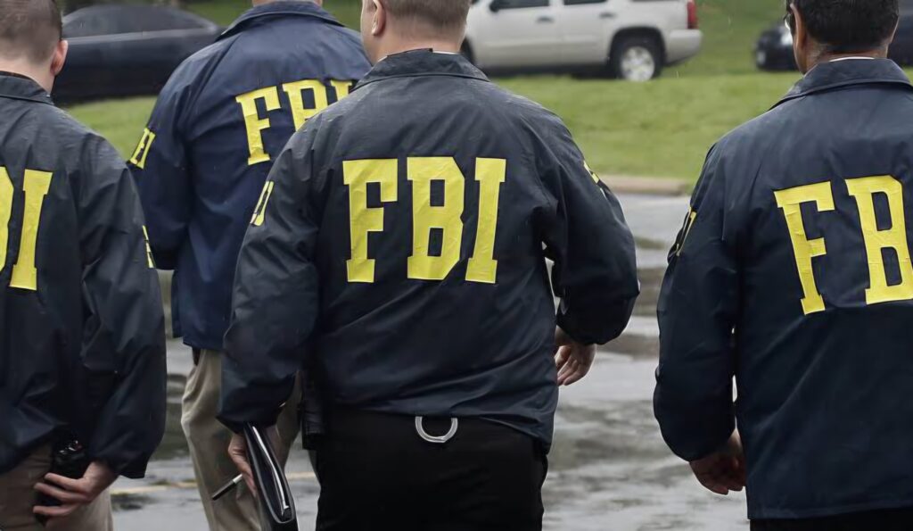 Le FBI officialise le retour d'un bureau permanent à Alger. Découvrez les dessous de cet accord stratégique axé sur la lutte anti-blanchiment et la cybercriminalité.