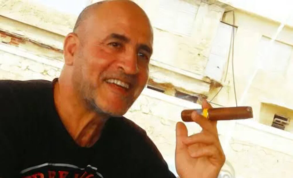 Daniel Siad, recruteur de mannequins et bras droit présumé de Jeffrey Epstein en France, a été retrouvé mort à Colombes. Une autopsie est en cours.