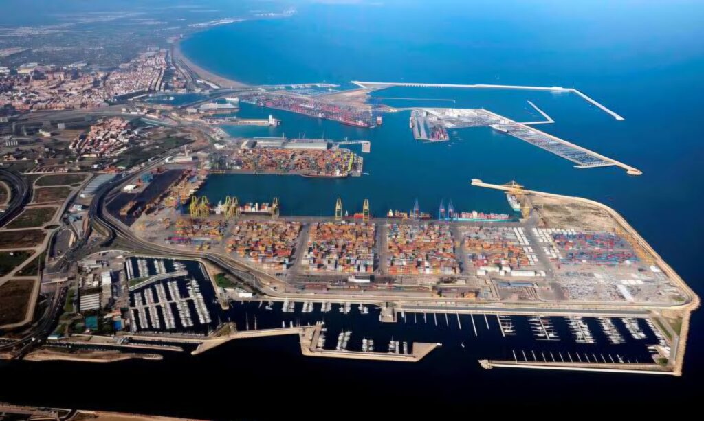 Algérie-Espagne : le port de Valence confirme le grand retour des échanges économiques Après la visite de Pedro Sánchez à Alger, le port de Valence dévoile des chiffres record. L’Algérie devient le 3ᵉ partenaire commercial du hub espagnol.