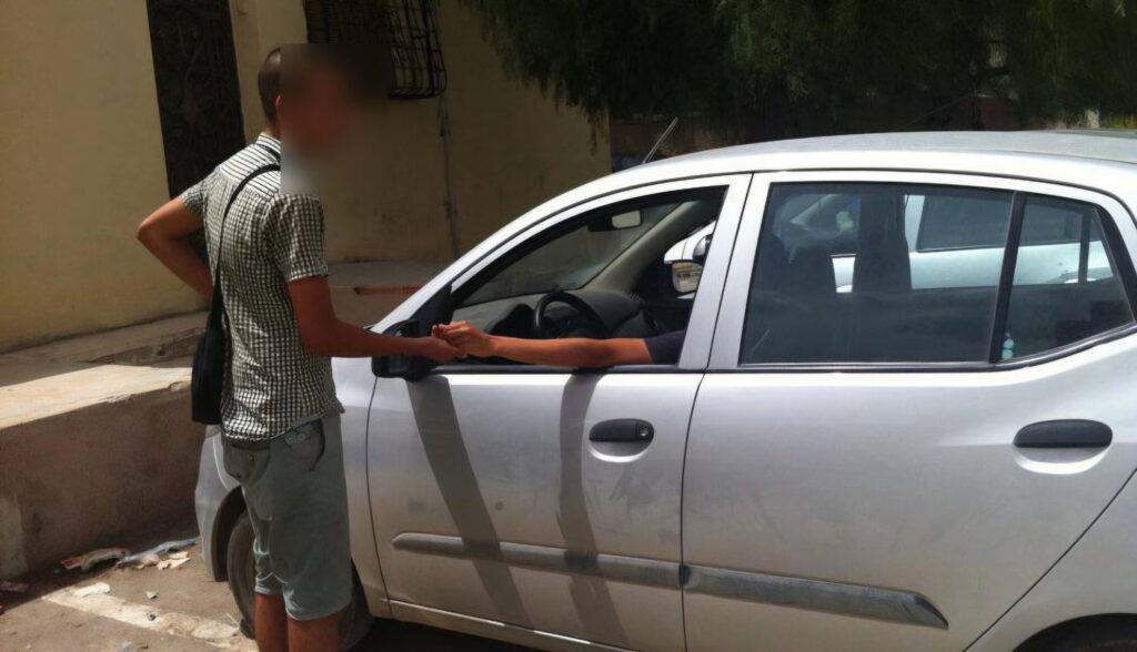 Oran : Des « parkingeurs » écroués à Bousfer Racket sur les plages d'Oran : la police arrête trois parkingeurs illégaux à Bousfer. Six mois de prison ferme prononcés. Découvrez les détails.