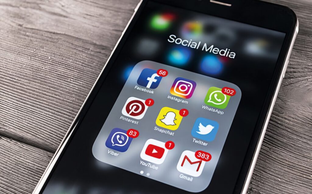 Protection des données en Algérie : Le grand serrage de vis sur les réseaux sociaux L'ANPDP durcit les règles en Algérie : publier des photos et vidéos sur les réseaux sociaux exige désormais un consentement strict. Découvrez les nouvelles obligations.