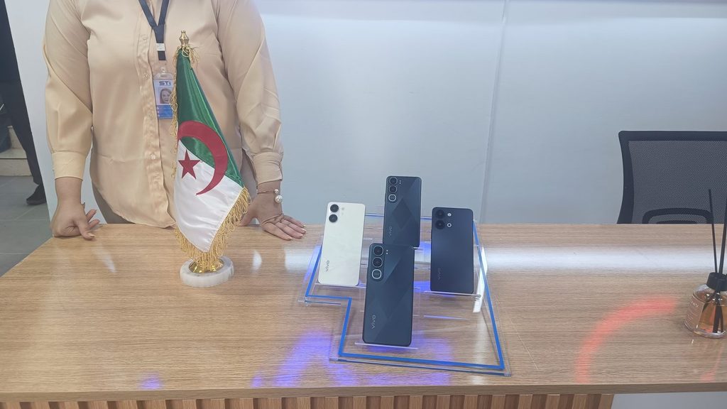 À Oran, une nouvelle usine de smartphones entre officiellement en production — visuel 3