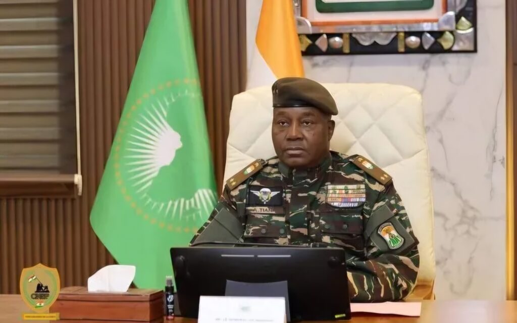 Tentative de coup d’État au Niger : nuit de chaos et d’incertitude à Niamey Violents affrontements et détonations à Niamey : le Niger face à une tentative de coup d'État contre le général Tiani. Analyse d'une nuit de chaos et des enjeux géopolitiques.