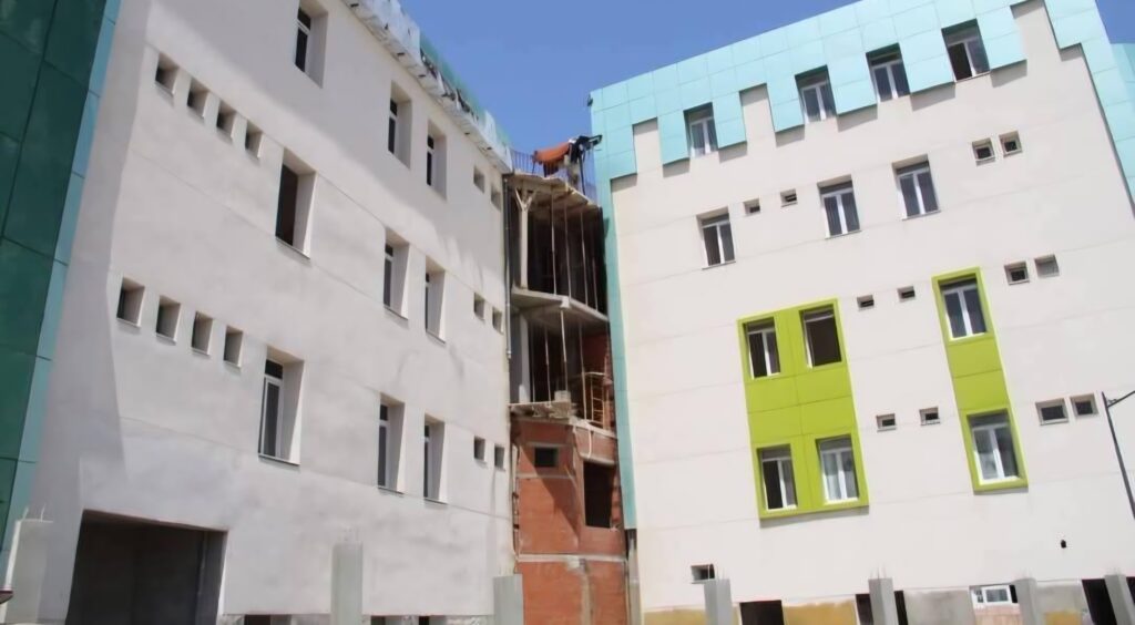 Draâ El Mizan ( Tizi-Ouzou) : Colère du wali face aux retards de la nouvelle polyclinique Le chantier de la polyclinique de Draâ El Mizan peine toujours à concrétiser sa livraison. Le wali de Tizi-Ouzou perd son sang froid.