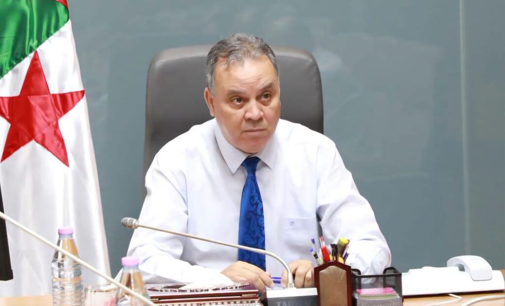 Hygiène à Oran : Vaste « coup de de balai» du wali face à la crise de la propreté Face aux problèmes d'hygiène publique à Oran, le wali Ibrahim Ouchan limoge plusieurs responsables locaux et réorganise l'entreprise « Oran Propreté ».