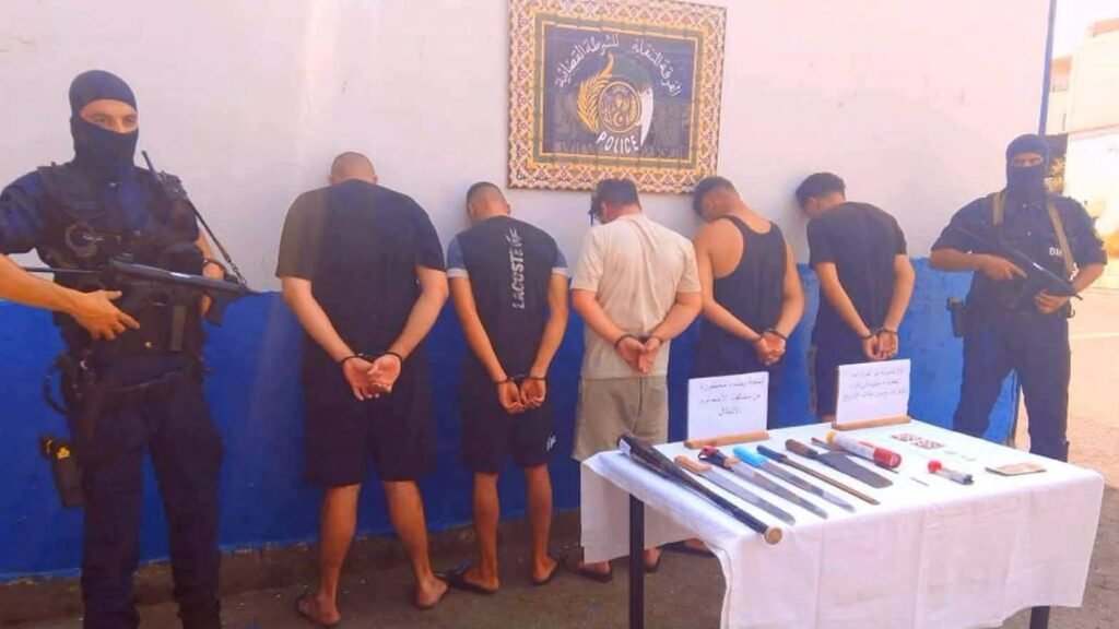 Opération coup de poing à Alger : la police démantèle 6 gangs de quartiers et arrête 42 suspects. Armes, psychotropes et cocaïne saisis. Tous les détails.