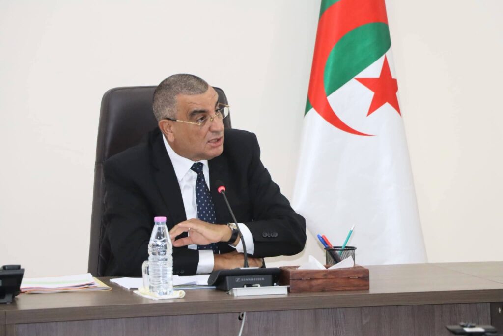 Algérie : Djellaoui enclenche un plan global pour la réhabilitation du réseau routier Face à la dégradation des axes routiers, l'Algérie lance un plan national de réhabilitation. Découvrez les 6 mesures clés pour sécuriser le réseau.