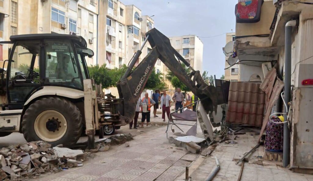 Extensions anarchiques à Alger : la tolérance zéro face au squat de l’espace public Face au squat du domaine public et aux constructions illicites, la wilaya d'Alger passe à l'offensive.