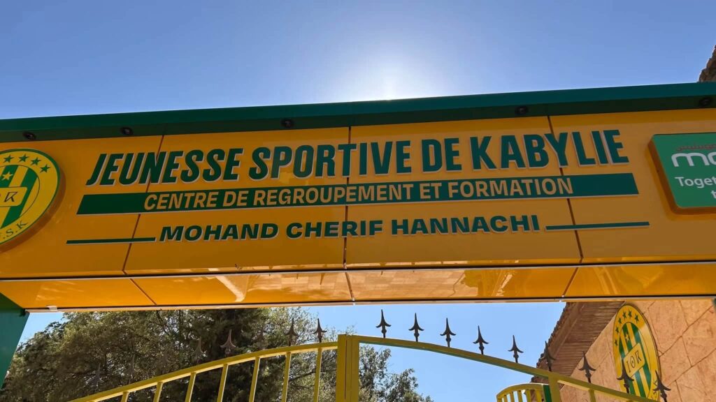 La JS Kabylie inaugure son Centre de formation Mohand Cherif Hannachi à Yakouren. Un complexe sportif moderne dédié aux jeunes talents et à l'équipe fanion.