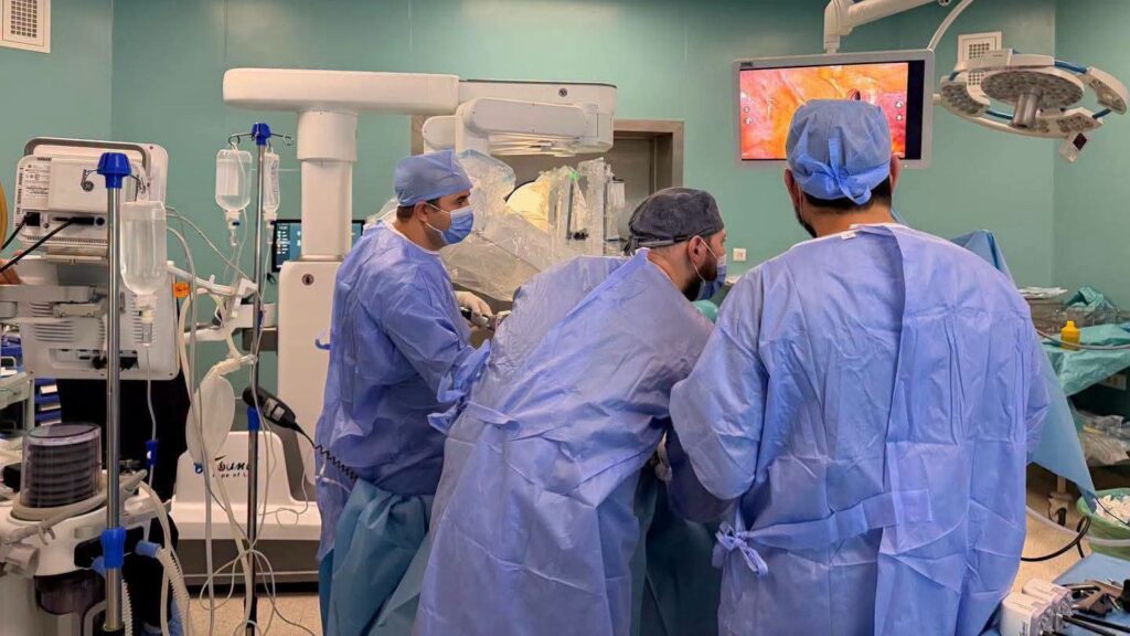 Une première en Algérie : Un robot chirurgien opère avec succès à la clinique Alioua