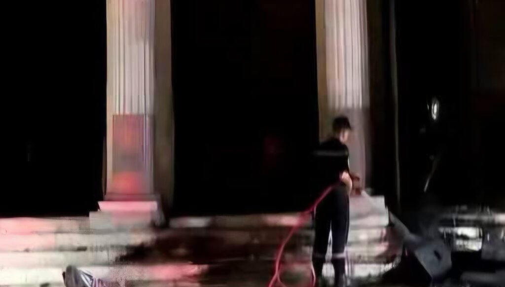 Une tentative de suicide par immolation a provoqué un incendie au théâtre Hassen Belkired de Sétif. Aucun blessé, l'auteur interpellé par la police.