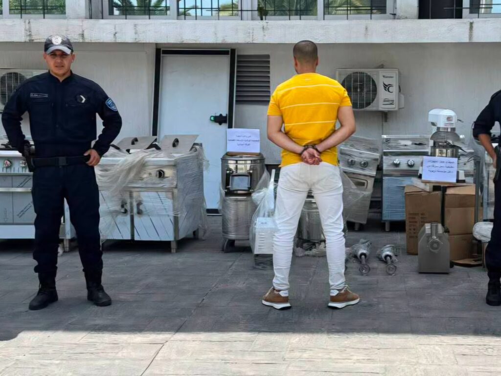 Blida : Il volait du matériel public de cuisine pour le revendre sur Facebook, la police intervient Vol de matériel public à Blida : la police saisit un important lot d'équipements de cuisine revendu sur Internet. Le suspect arrêté à Boufarik.