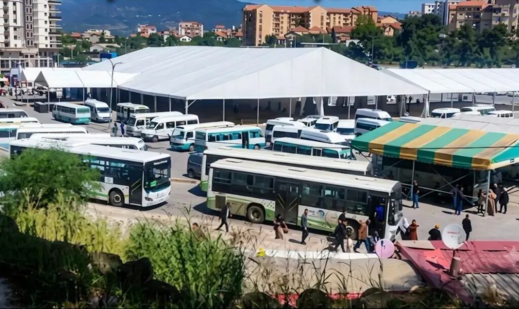 Tizi-Ouzou lance le retrait de 107 bus âgés de 30 ans et plus. Découvrez les mesures de modernisation du transport public et le défi des fourgons vétustes.