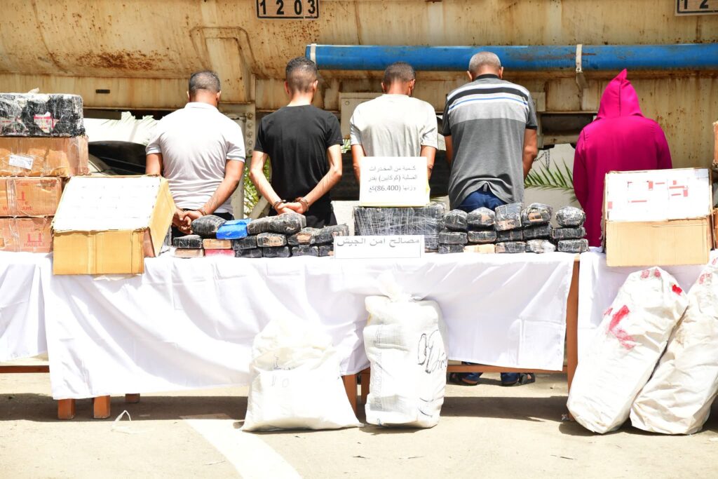 Algérie : entre cocaïne et psychotropes, l’ANP frappe fort ! Plus de 86 kg de cocaïne et 1 million de psychotropes saisis par l'armée dans les 2e et 3e Régions Militaires. 5 arrestations lors de cette opération.
