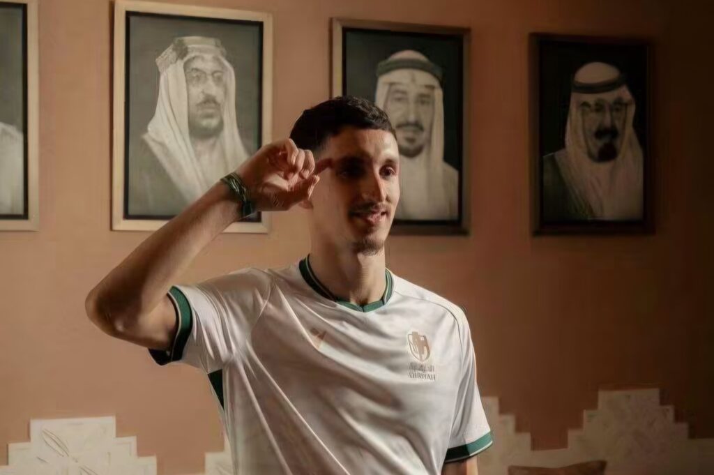 Mercato : L’international algérien Adil Boulbina s’engage officiellement avec Al-Diriyah Adil Boulbina quitte Al-Duhail pour rejoindre le club saoudien d'Al-Diriyah en Roshn Saudi League. Découvrez les détails et les chiffres de son transfert.