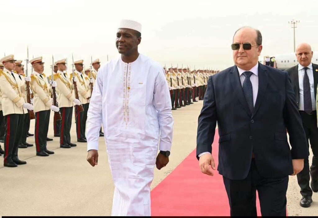 Premier ministre malien Abdoulaye Maïga est arrivé à Alger. Cette visite officielle concrétise la reprise du dialogue stratégique, sécuritaire et économique entre le Mali et l'Algérie.