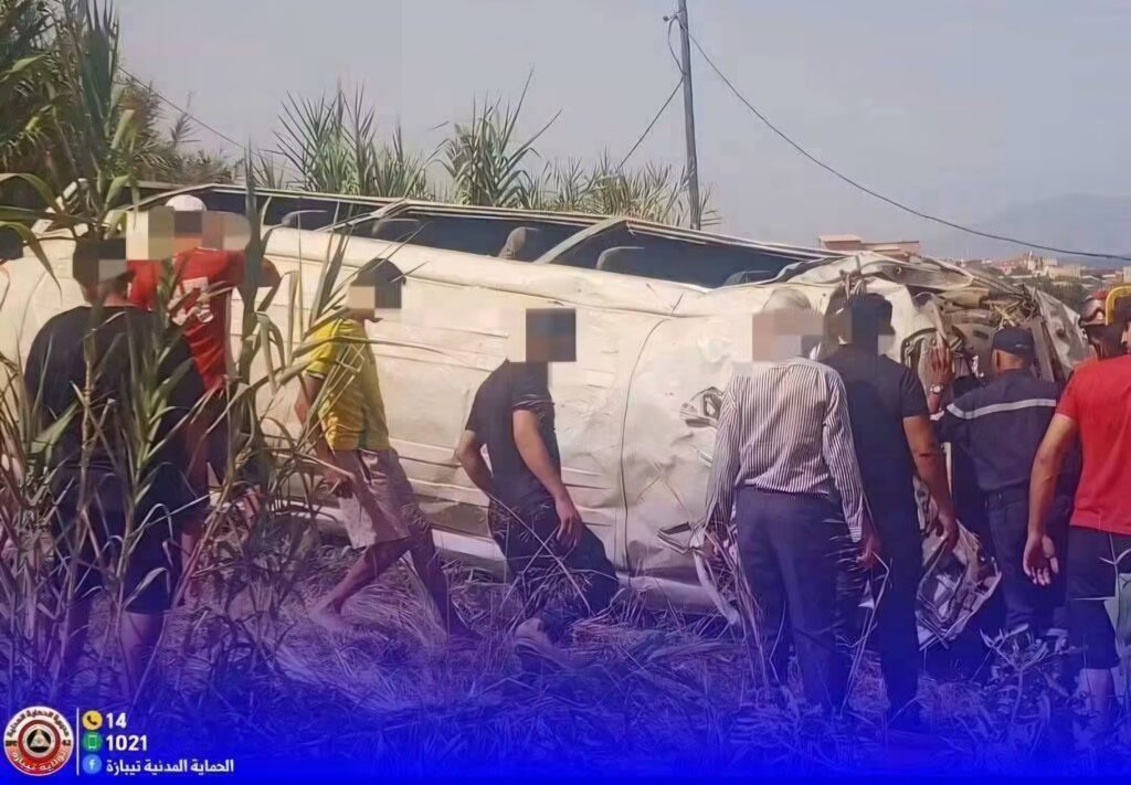 Tragédie routière à Tipaza : Un bus plonge dans un ravin et fait deux morts et 20 blessés Tragédie routière à Tipaza : la chute d'un bus dans un ravin à Fouka fait 2 morts et 20 blessés. Retour sur ce drame et la hausse des accidents en Algérie.