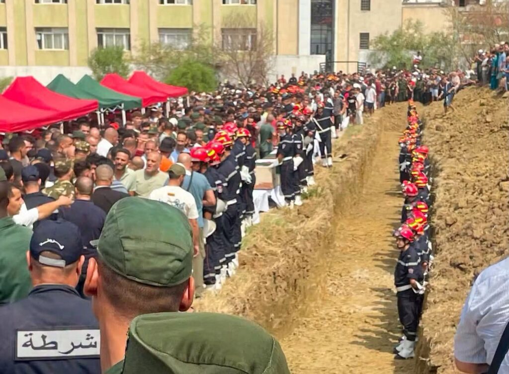 Incendies en Algérie : la nation en deuil rend un ultime hommage aux 37 victimes à Djemaâ Beni Habibi (Jijel) Sur instruction du président Tebboune, l'Algérie rend un ultime hommage aux 37 victimes des incendies lors des funérailles à Djemaâ Beni Habibi (Jijel).
